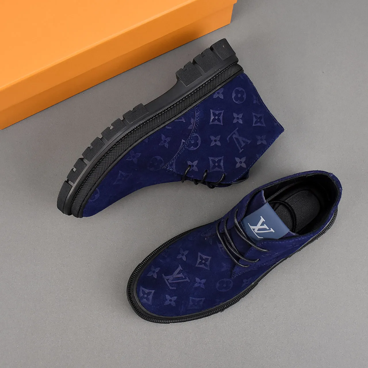PP leather 230 gross 250👟👟👟LOUIS VUITTON LV donkey brand new thick-soled lace-up big-toe shoes men's casual shoes high-top short boots. These boots are made of waterproof nubuck to create a lightweight and comfortable shoe body. The trendy attitude of being both strong and soft makes it an everyday choice. ✔Upper: imported nubuck leather ✔Lining: sheepskin or wool ✔Outsole: molded outsole Size: 38-44